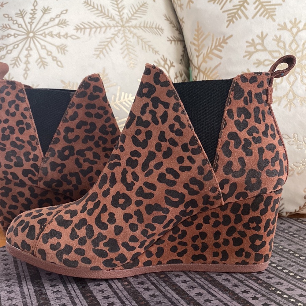 TOMS Kelsey Suede Ankle Bootie Wedge, Dark Ember Leopard Print, Size 7 - Picture 3 of 12